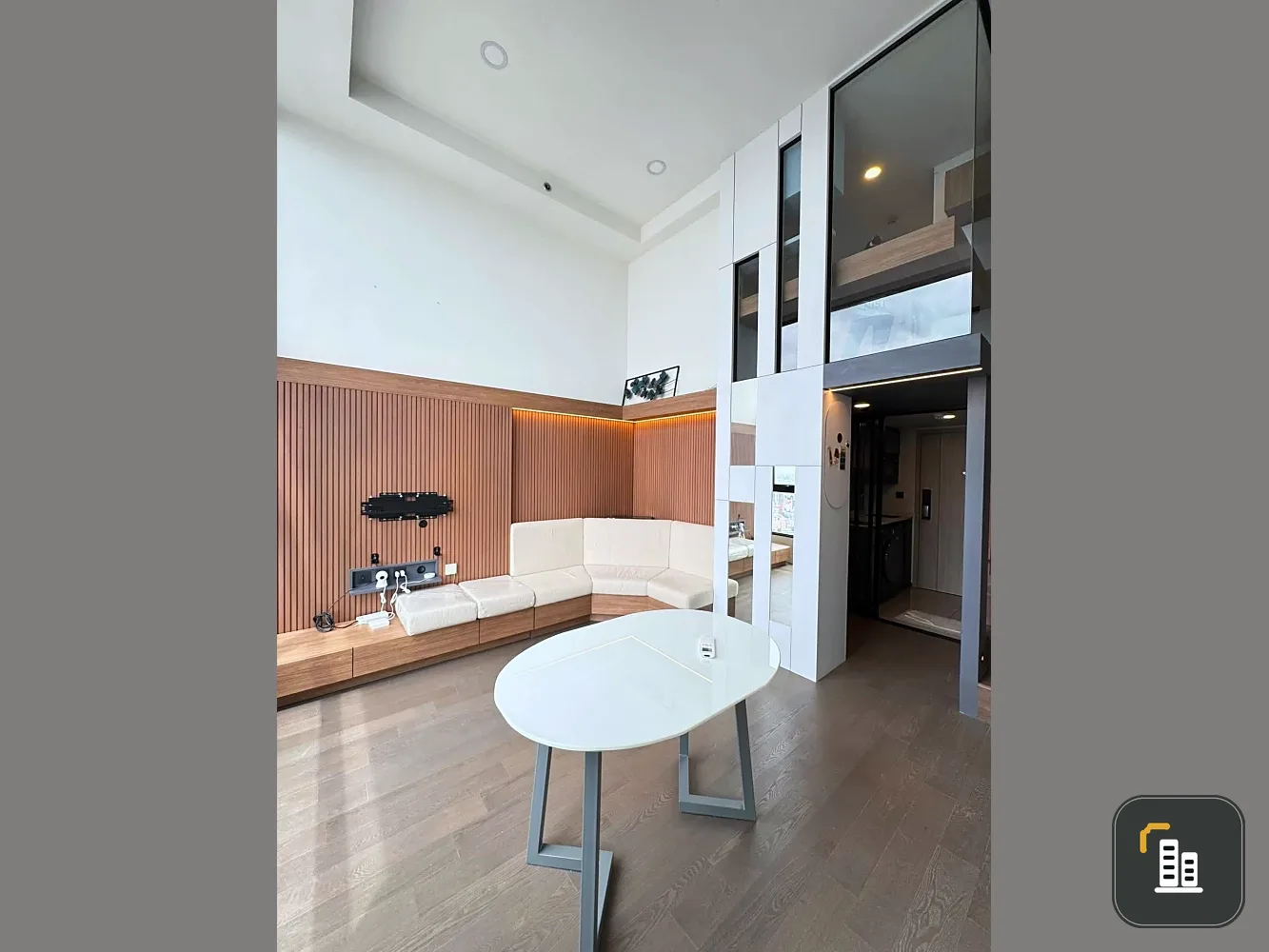 For sale or rent: Park Origin Chula Samyan, high floor (30+), panoramic city view, fully furnished with built-in furniture, ready to move in.