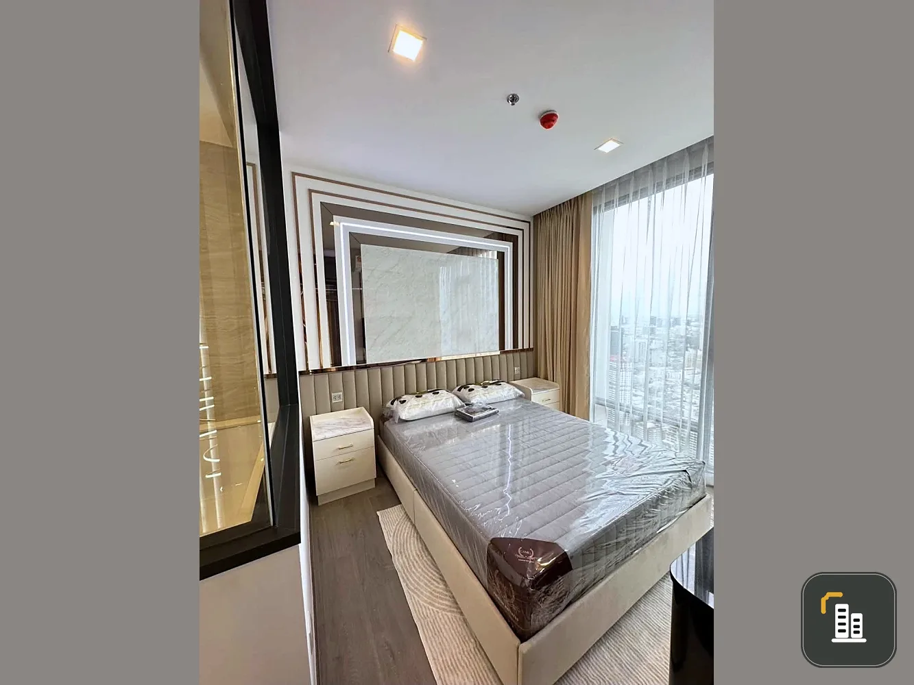Selling a stunningly decorated unit at The Address Siam-Ratchathewi. Features high-quality built-in furniture. Book now!