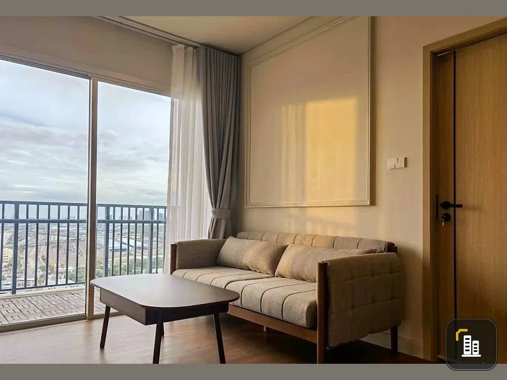 For rent: Intro Phahonyothin-Pradipat, 1 bedroom corner unit, fully furnished (100%), with bathtub and stunning city views. Book now!