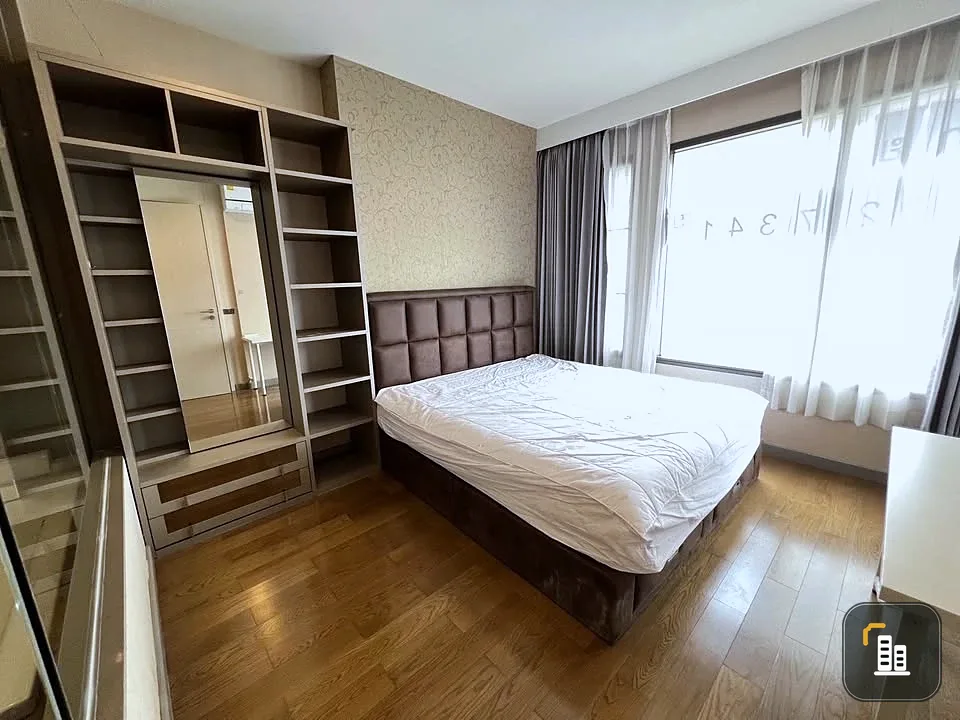 For sale: M Phayathai, very spacious room with full built-in furniture. Don't miss out!