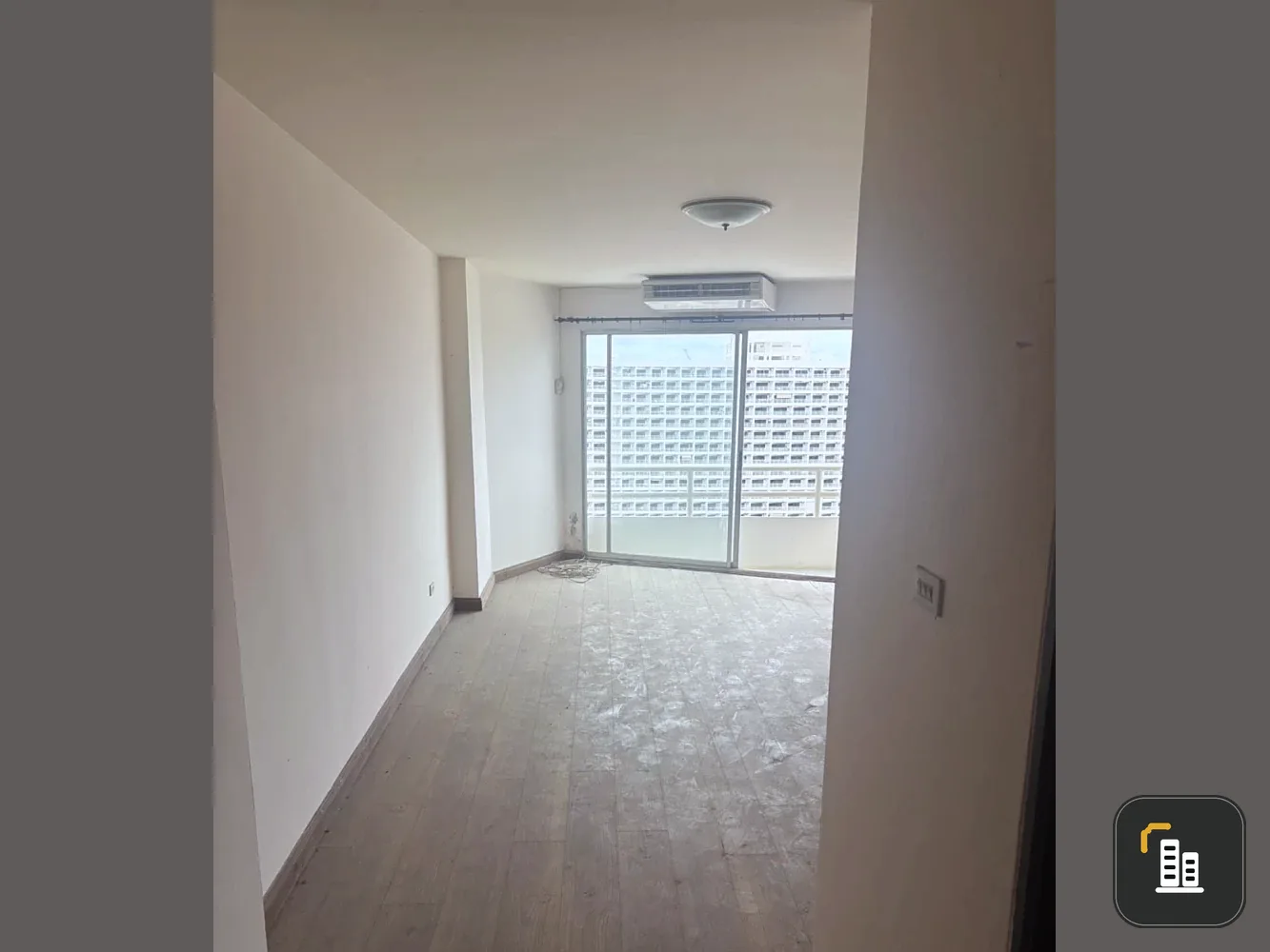 Selling one unit at View Talay Jomtien Condominium, 15th floor. Great location, beautiful sea view, unblocked. Book now!