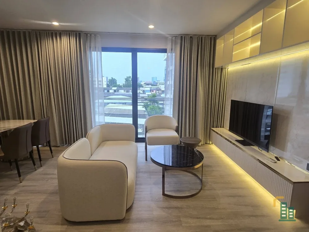 For rent: Pynn Soonvijai, large penthouse unit with ample living space, bright and airy, cat-friendly, quiet and peaceful, yet conveniently connected