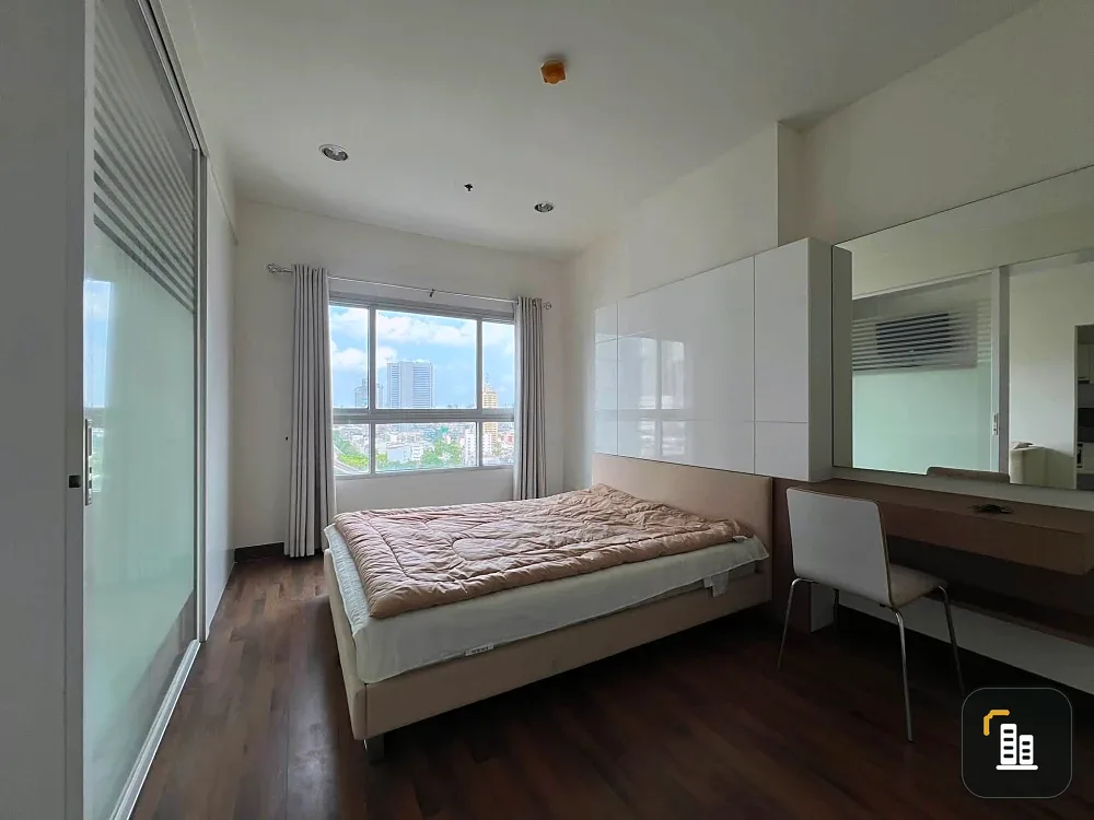 For rent: Q.House Sathorn, spacious room with beautiful view, fully furnished with appliances – everything you need in one room.