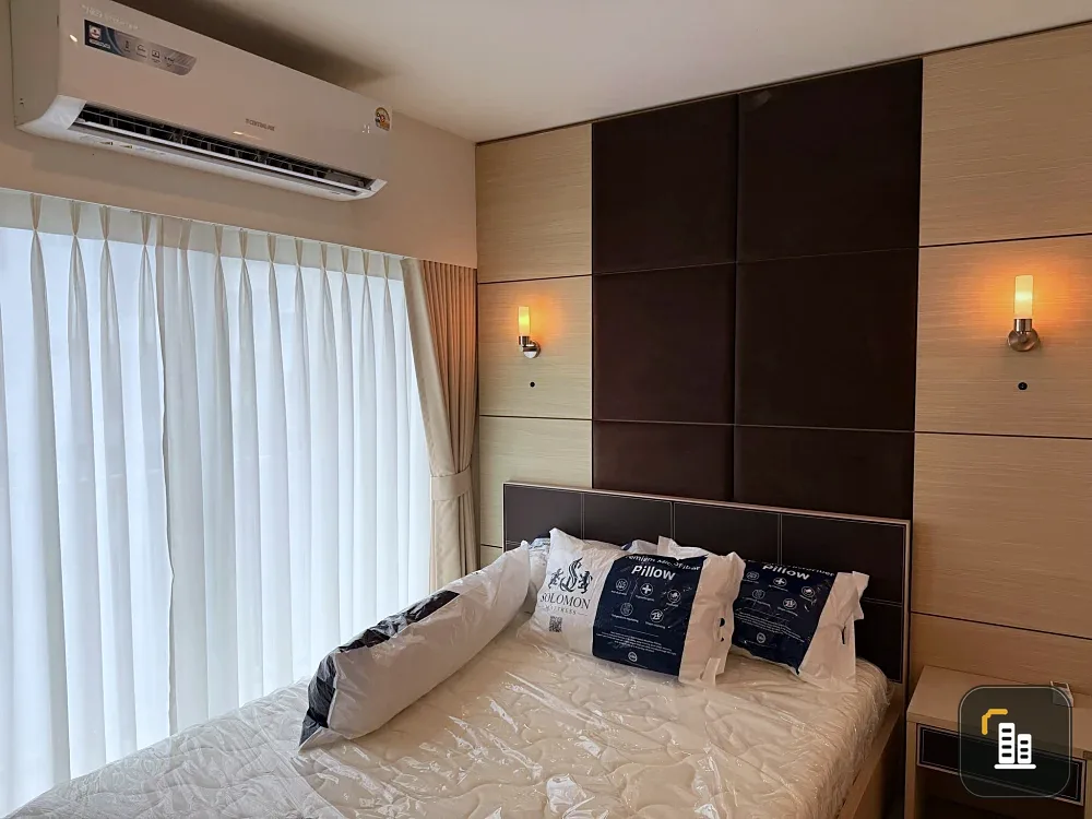 Selling Metro Park Sathorn 2-1, pool view, building near 7-11 and amenities in front of the project.