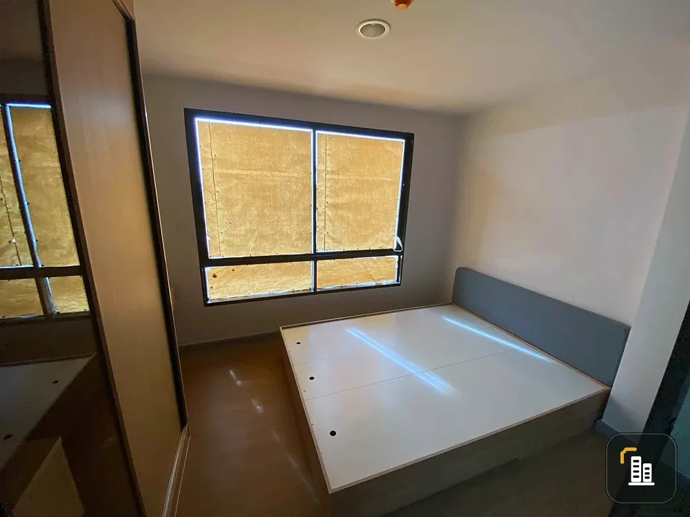 For sale or rent immediately! Polis Suksawat 64, fully furnished with wood-patterned flooring, creating a warm and inviting atmosphere. Ideal for both