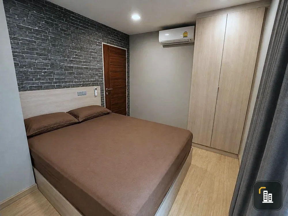 Wynn Condo Phaholyothin 52 for sale. Features brick and grey wallpaper, and double-layered blackout curtains throughout. Ideal for those seeking more