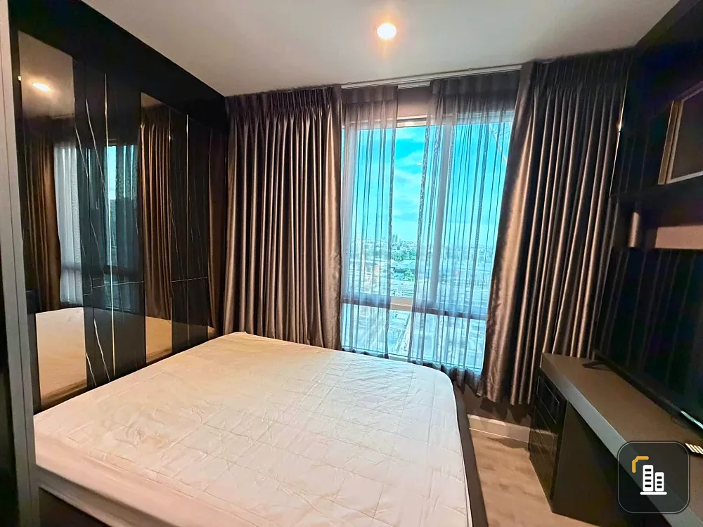 For rent: The Sky Sukhumvit, beautifully decorated unit with built-in furniture throughout, perfect for those seeking relaxation.
