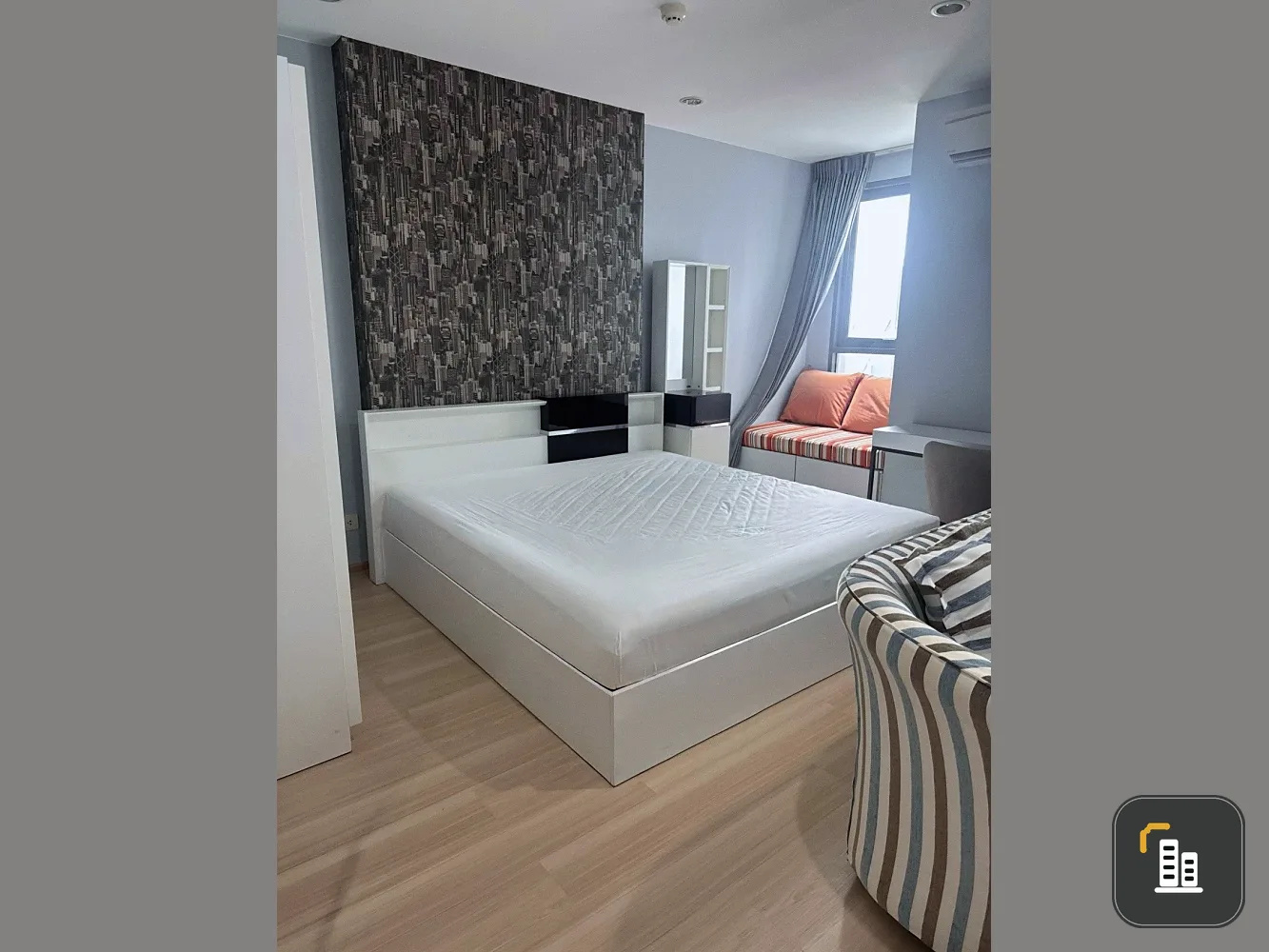 For rent: Ideo Q Chula-Samyan, a lovely unit on the 15th floor with ample living space. Don't miss out!