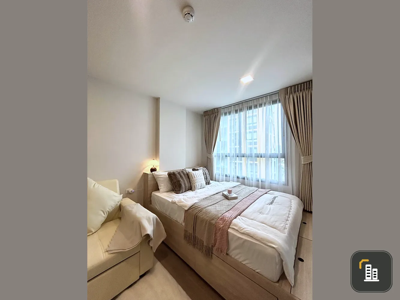 Selling a fully furnished studio unit at The Muve Bangkhae. Great location, convenient transportation. Don't miss out!