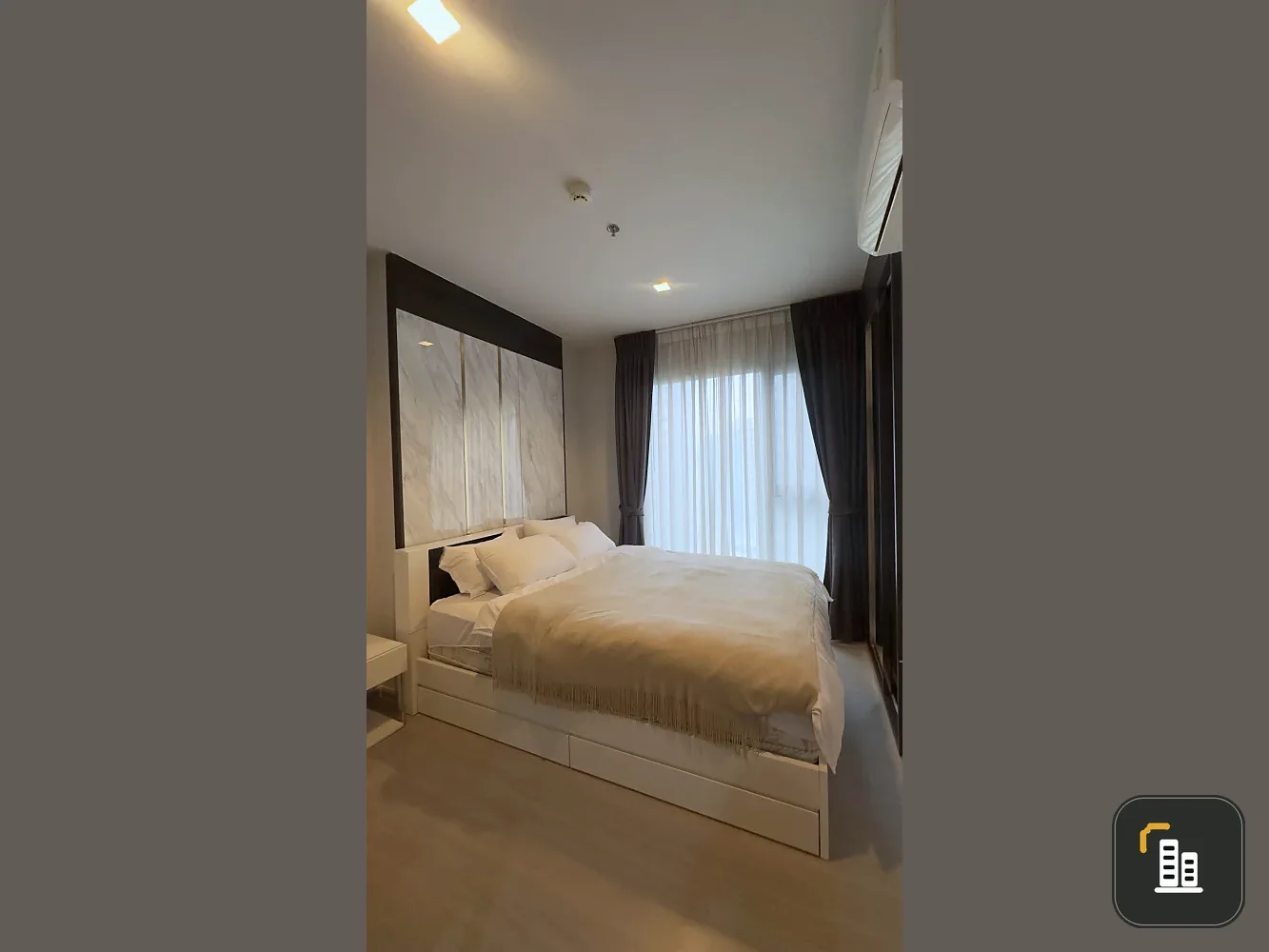 For rent: Life Asoke-Rama 9, a lovely room with a high-quality built-in headboard and complete furnishings. What are you waiting for?