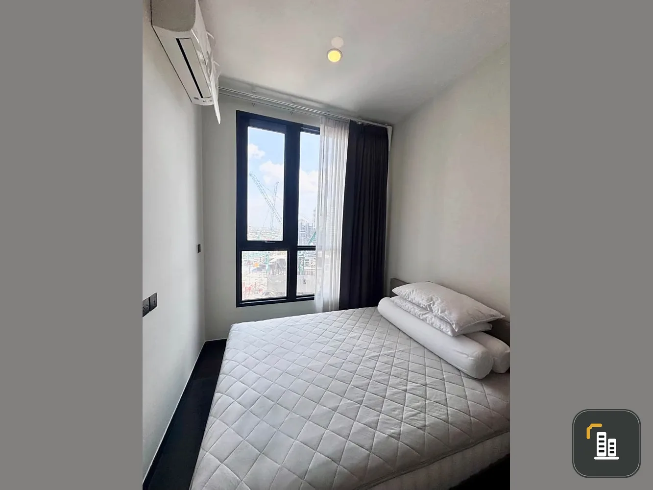 Condo for rent at Park Origin Thonglor. Spacious and comfortable unit with efficient use of space and a built-in walk-in closet. Book now!