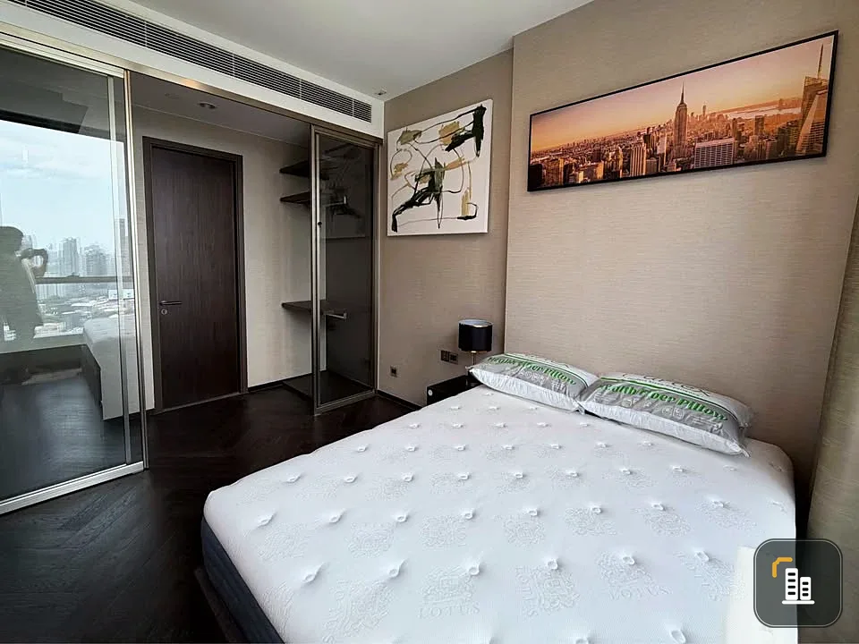 For rent: The Esse Sukhumvit 36, 1 bedroom unit with high-quality built-in furniture. Excellent location. Don't miss out!