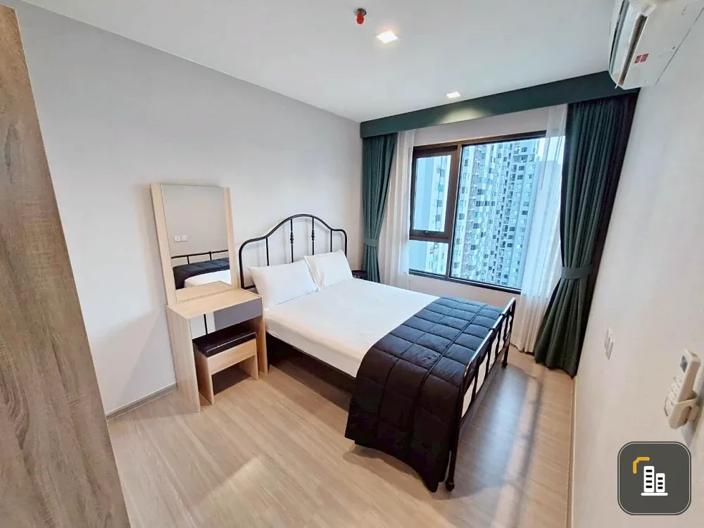 For rent: Life Sathorn-Sierra, 19th floor, corner unit, fully furnished, very livable. Book now, don't miss out!