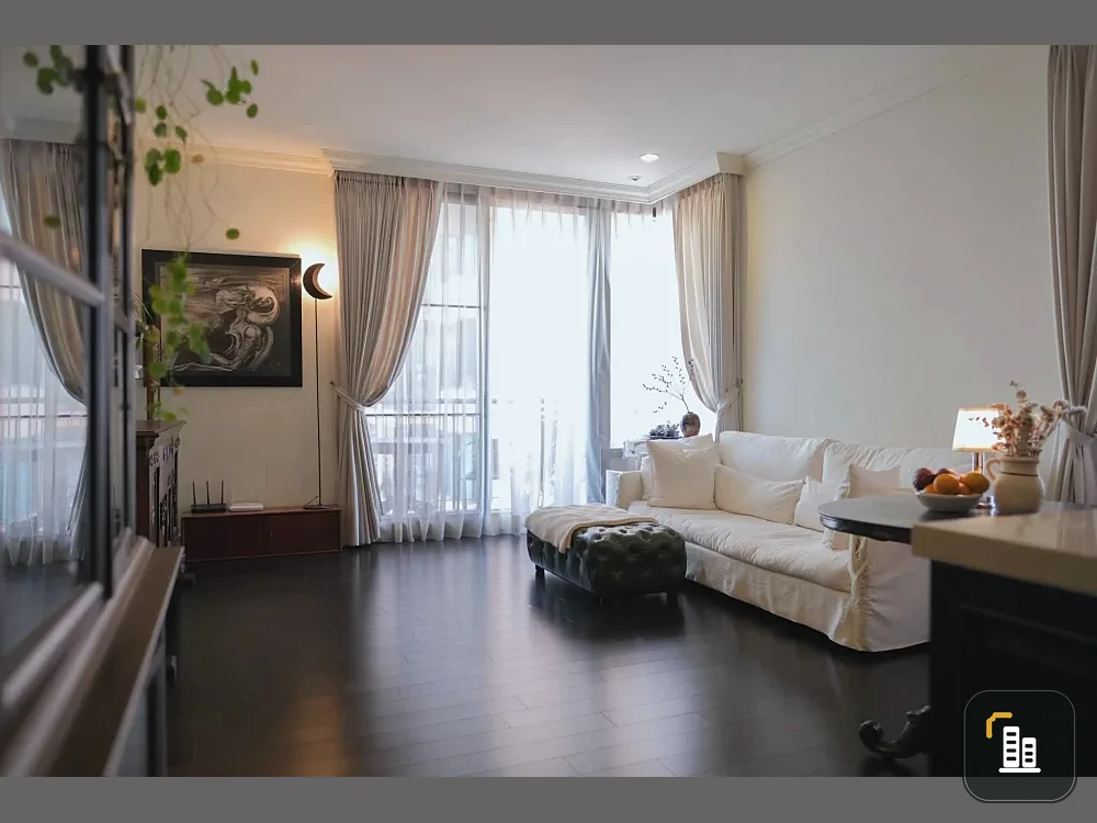 Selling AGUSTON Sukhumvit 22. Large bedroom with en-suite bathroom, separate kitchen, very spacious. Book now!