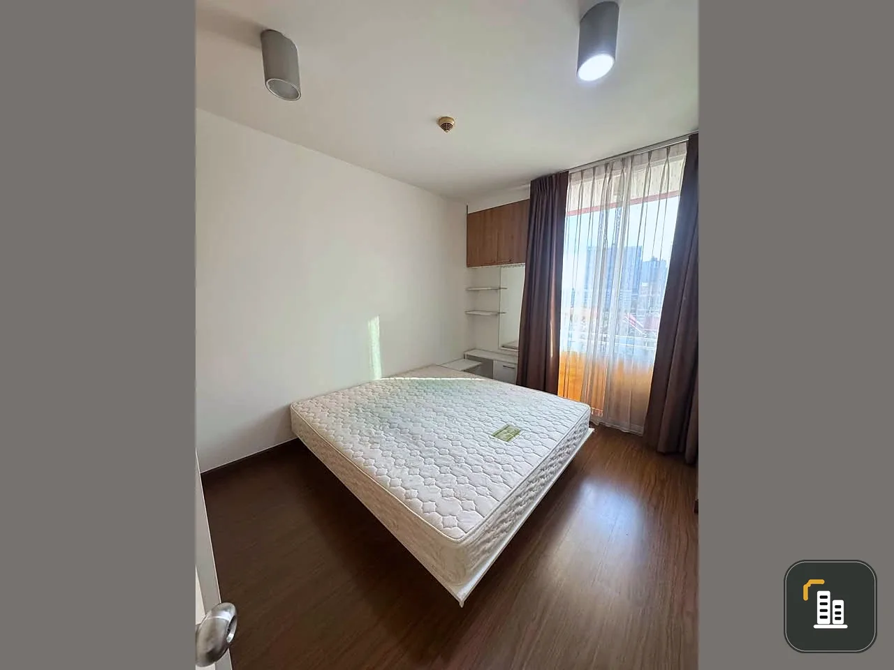 Selling The IRIS Rama 9-Srinakarin: 1 bedroom, 1 bathroom unit with spacious living area in a prime location. Book now!