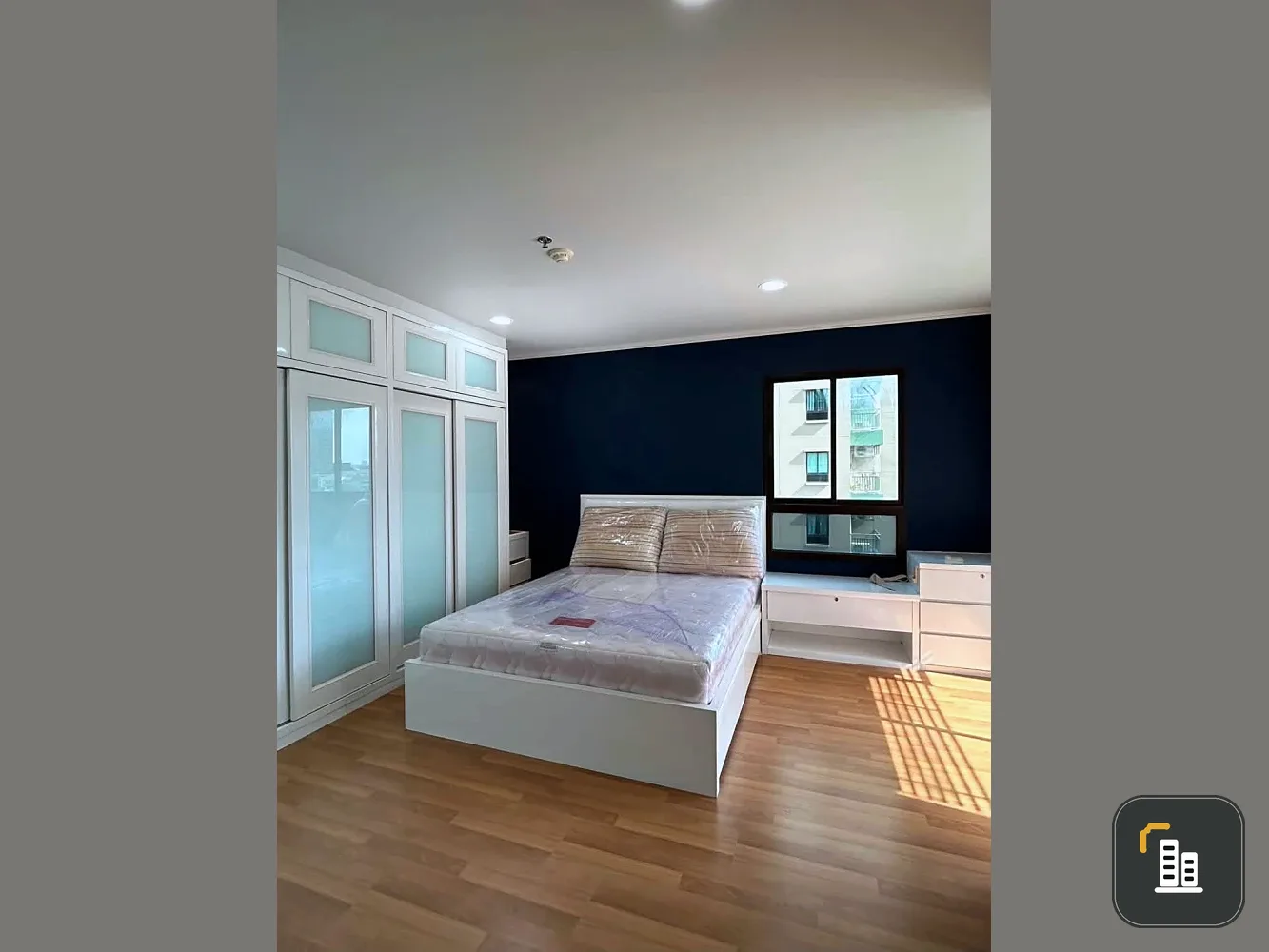 Selling a unit at Lumpini Place Phahol-Sapankhwai, 8th floor (lucky number), spacious living area, and unobstructed view. Book now!