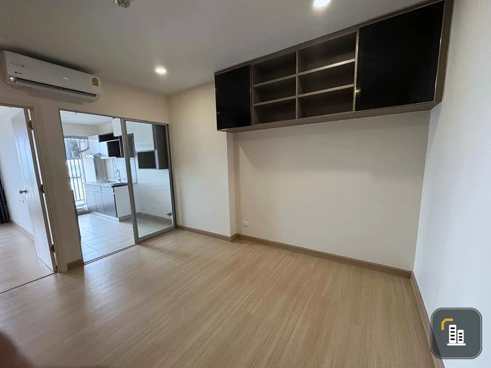 For Sale: Supalai Veranda Phasi Charoen Station. Spacious 42 sq.m. unit with a well-partitioned layout, featuring built-in furniture and a separate ki