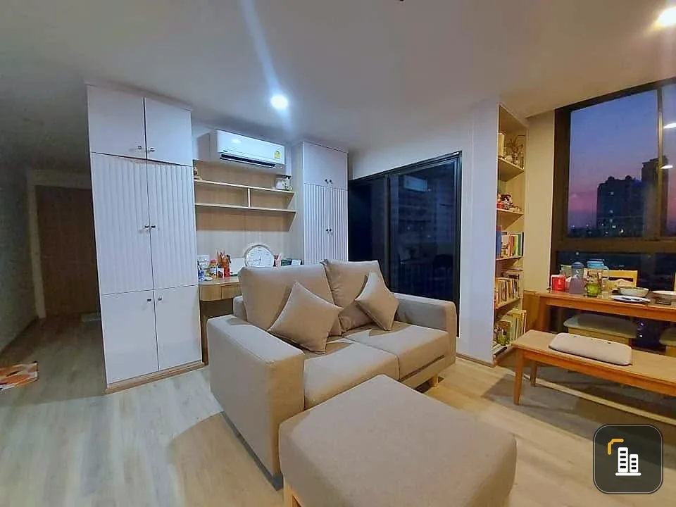 Selling Sense Phaholyothin, 2 bedrooms, spacious living area, high-quality built-in furniture. Don't miss out!