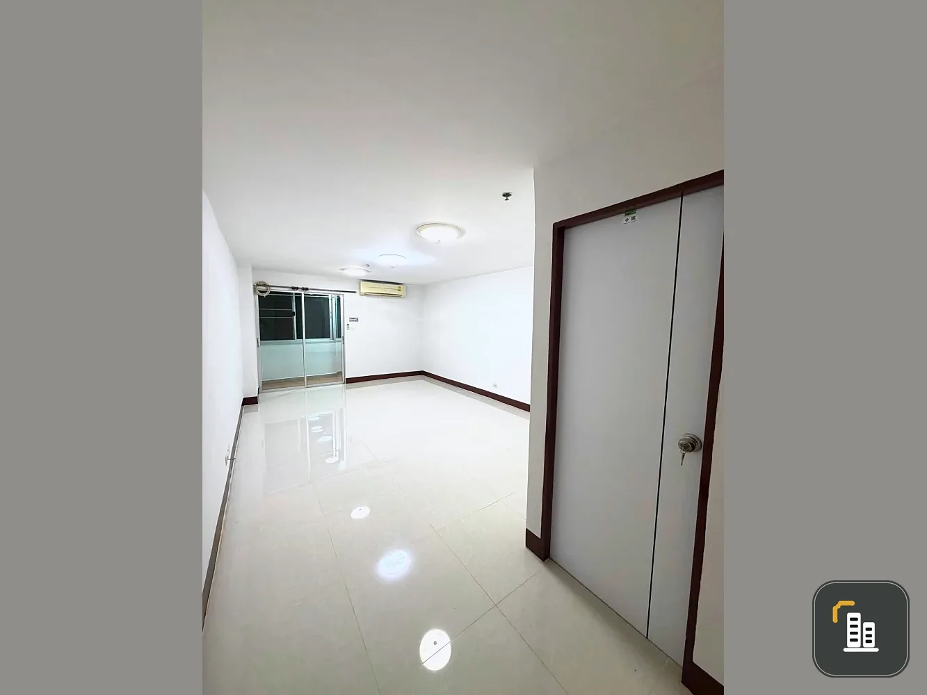 Selling Regent Home 1 Phaholyothin 67, 8th floor unit. Excellent location, convenient transportation. Book now!