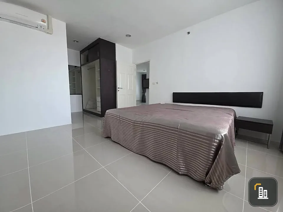 For Sale: Chewathai Ratchaprarop, 9th floor. This is a spacious corner unit offering great views from multiple angles. Book now before you miss out!