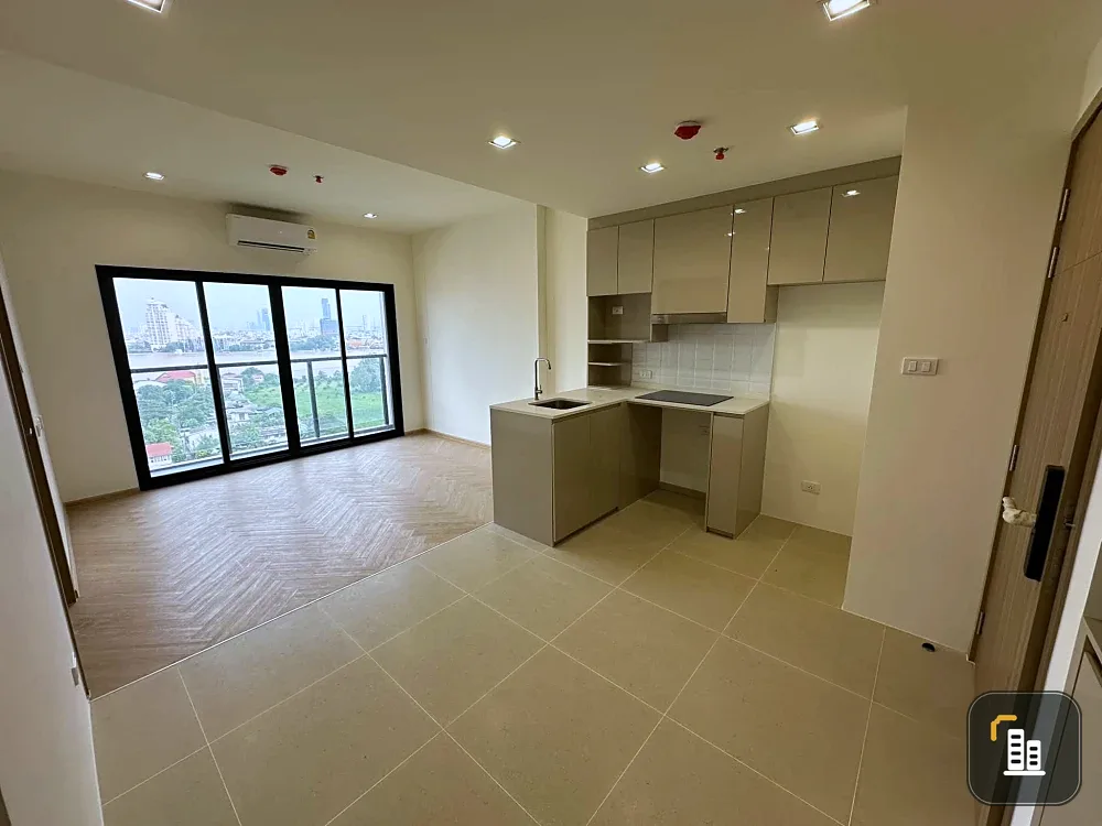 Urgent sale! Na Reva Charoennakhon—spacious unit with ample living space and full facilities. Snap it up now!