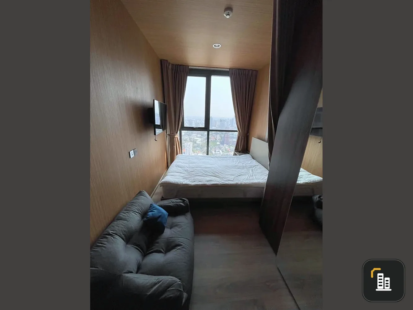 For Sale/Rent: Oka Haus Sukhumvit 36. Private corner unit on the 45th floor offering high-rise views. Convenient, all-in-one living—book now!