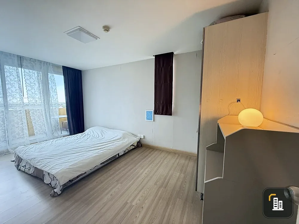 Selling M Society Condominium, 2 bedrooms, spacious living area, fully furnished. What are you waiting for?