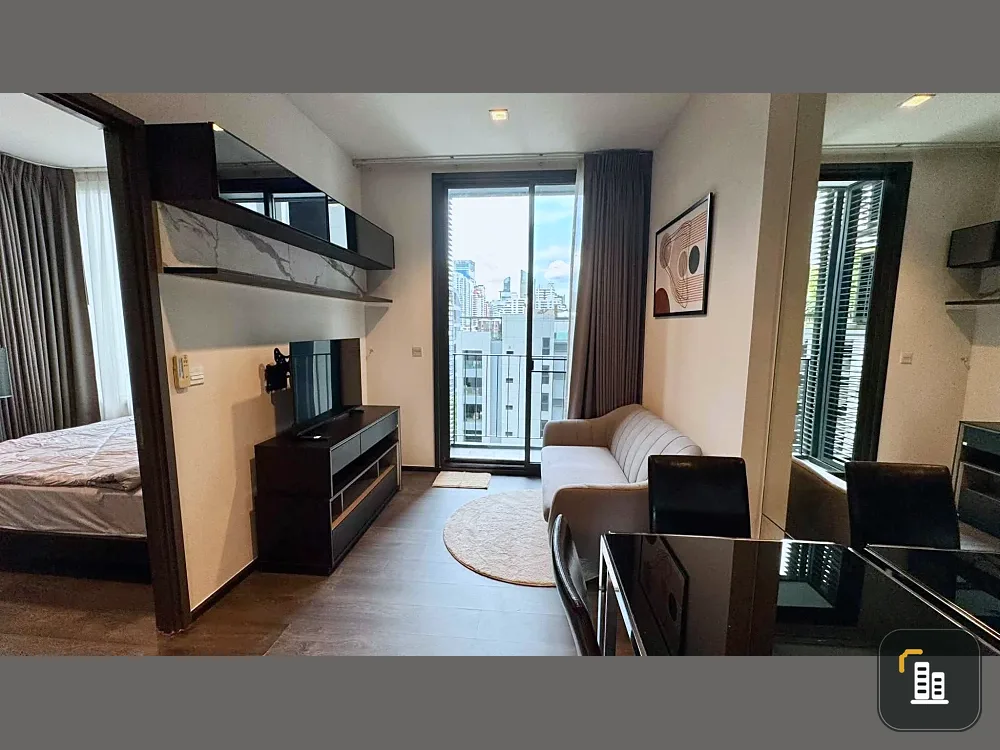 For Rent: Edge by Sansiri Sukhumvit 23. Corner unit facing north; the space is airy and open with a well-designed layout, offering a quiet and private
