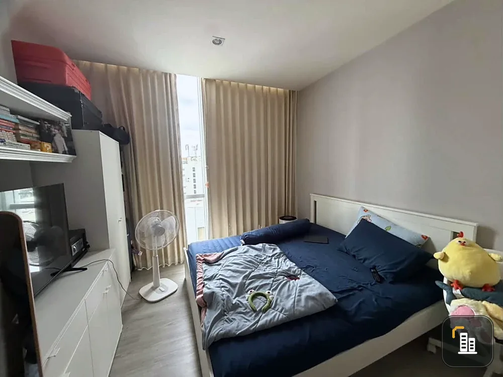 For Sale: The Room Sathorn (Pan Road). Located on the 11th floor with an unobstructed view. Spacious, comfortable, and airy layout—act fast to secure