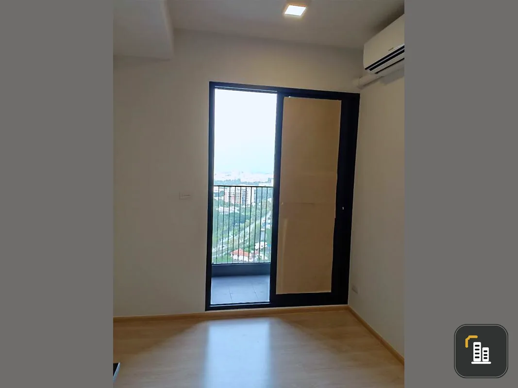 Decorate the room in your own style. Empty room. First hand. Ready to transfer. Built-in kitchen too. Selling unito h tiwanon.