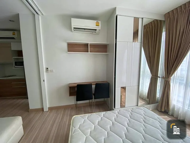 Selling The Hotel Serviced condo, a simple decorated room. Modern white tone, clean, nice, good view, fully furnished.