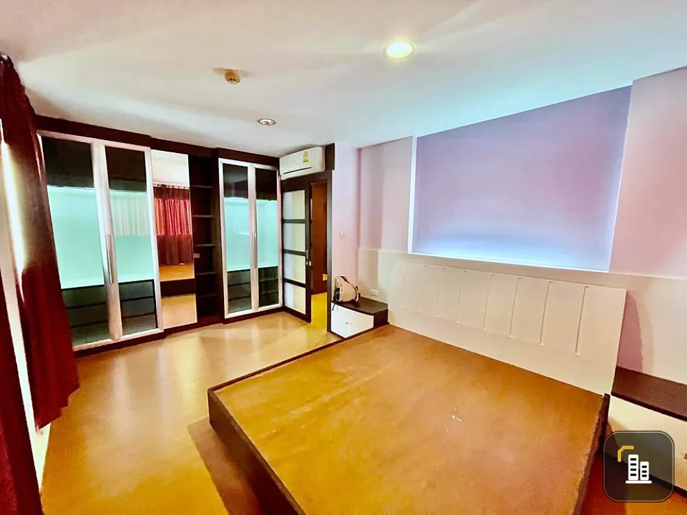 The corner room has arrived. Urgent sale. Lumpini Condo Town Rattanathibet. Wide room. Full built-in furniture. Hurry up.
