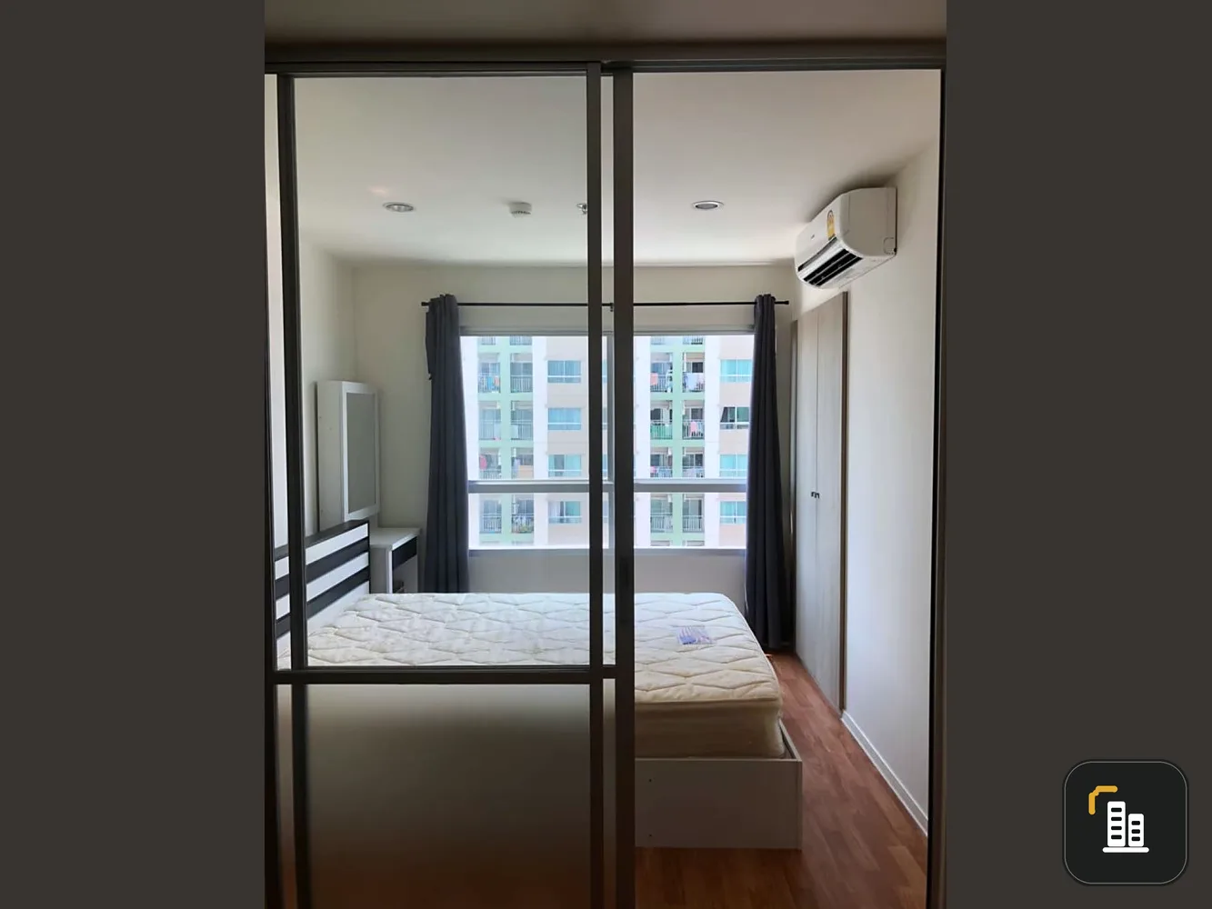 Condo for sale Lumpini Ville Nakhon In-River View. The room is decorated with good looks and style. The view at night is very beautiful. Book now.