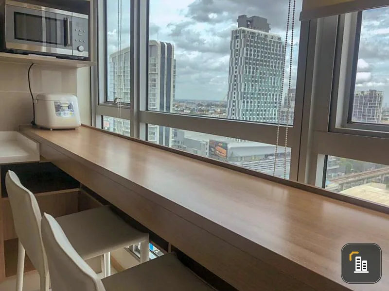 Condo for rent at Rhythm Sukhumvit 50, beautiful room, lots of furniture, bathtub, excellent location, easy access, close to BTS