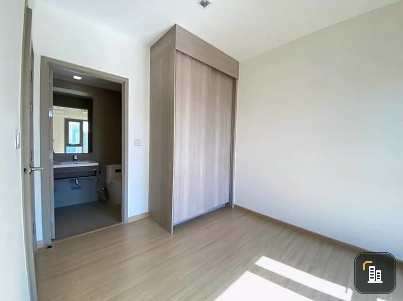 Urgent sale, Whizdom Connect Sukhumvit condo, spacious room, next to the train, hurry before full