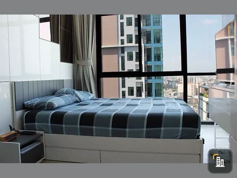 Sell / rent The Sky high rise luxury, next to the train, 18th floor, very beautiful view.
