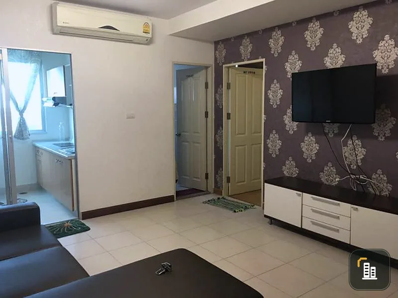 Condo for sale, Supalai Park Kaset, room with wallpaper in the whole room chandelier Full of this size. Hurry up.
