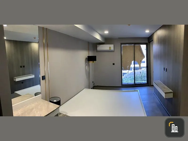 Brand New at Klass Siam for rent with furniture. You can drag the luggage in !!