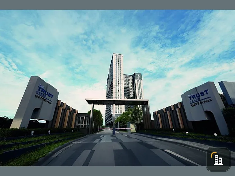 Urgent sale !! The Trust Condo @ BTS Erawan, corner room, 6th floor, open view, garden view + swimming pool Don't miss it !!