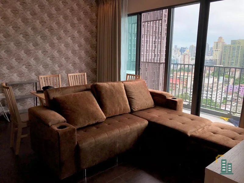 Rent / sell C Ekkamai Condo, electrical appliances and furniture, good view, investment or stay by yourself. The owner is kind too