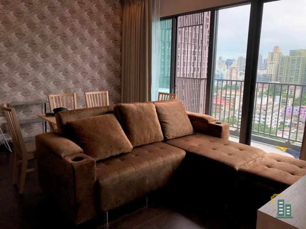 Rent / sell C Ekkamai Condo, electrical appliances and furniture, good view, investment or stay by yourself. The owner is kind too