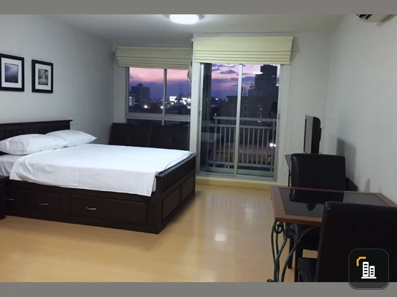 Rent / sell Condo Plus 38 Hip, beautiful view, complete with furniture, golden location, special price, no, can't book now.