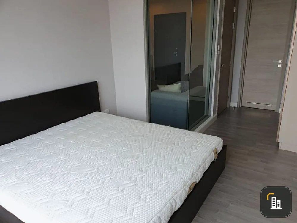 Selling The Room Rama 4, the hottest with this condo, wide room, comfortable, high floor, building view, cheap price. Urgent!