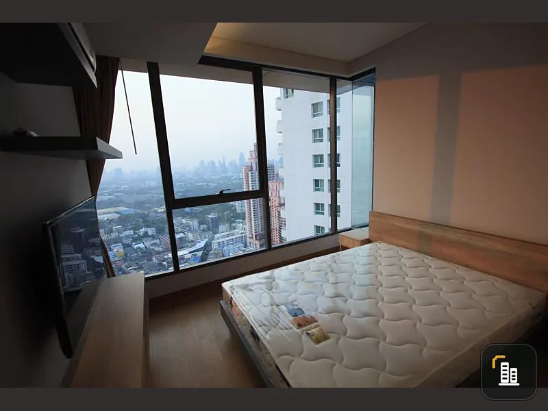 For rent, the lumpini 24, beautiful room, comfortable. Beautiful city view. Furniture, ready to move in, hurry.