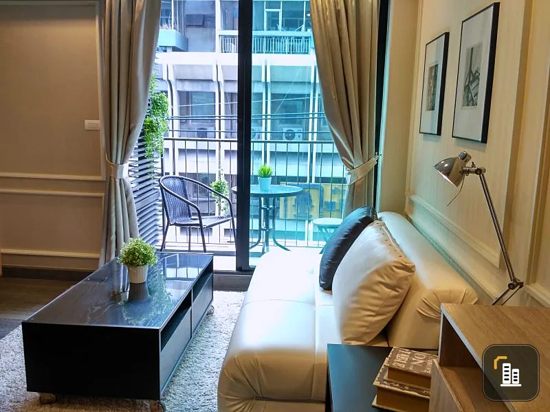 Rent rende sukhumvit 23 very beautiful room fully furnished ready Carry only one kratom. Hurry up.