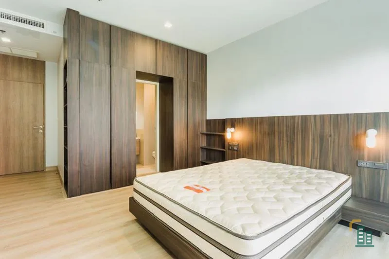Urgent sale !! Noble Reville Condo, good location, close to the BTS Skytrain Ekkamai area, ready to move in, great price !! Hurry !!