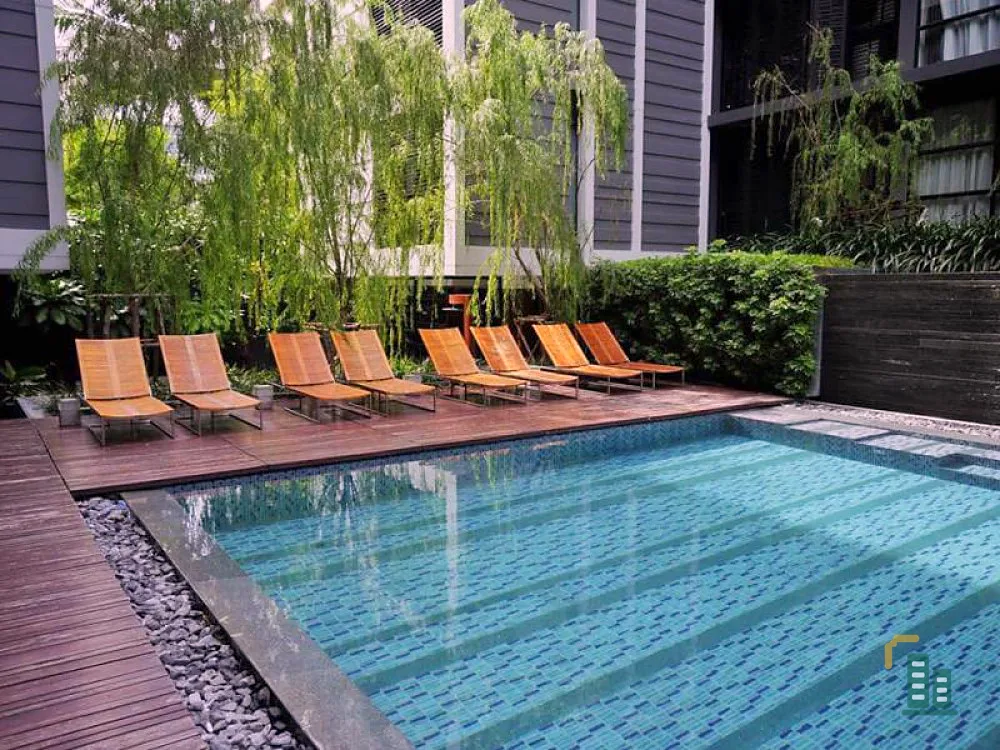 Rent / sell mode sukhumvit 61 near bts Ekamai. Fully furnished Ready to move in Price negotiable again, hurry.