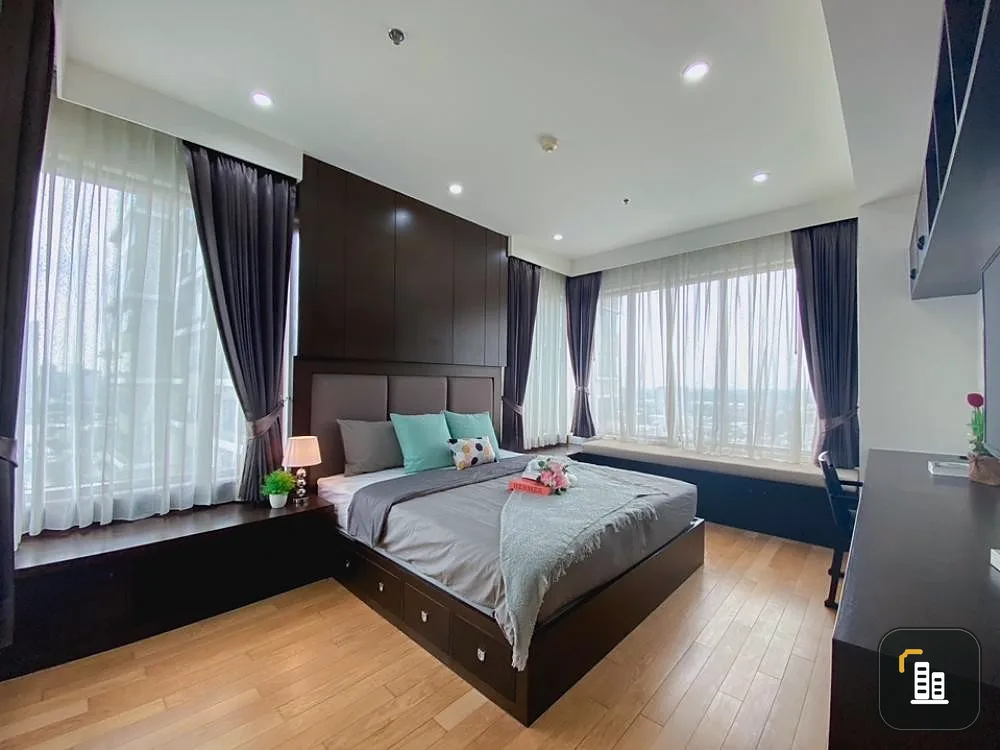 Urgent sale!! The Emporio Place, 23rd floor, beautifully decorated, built-in furniture. High view, don't wait, book now!!