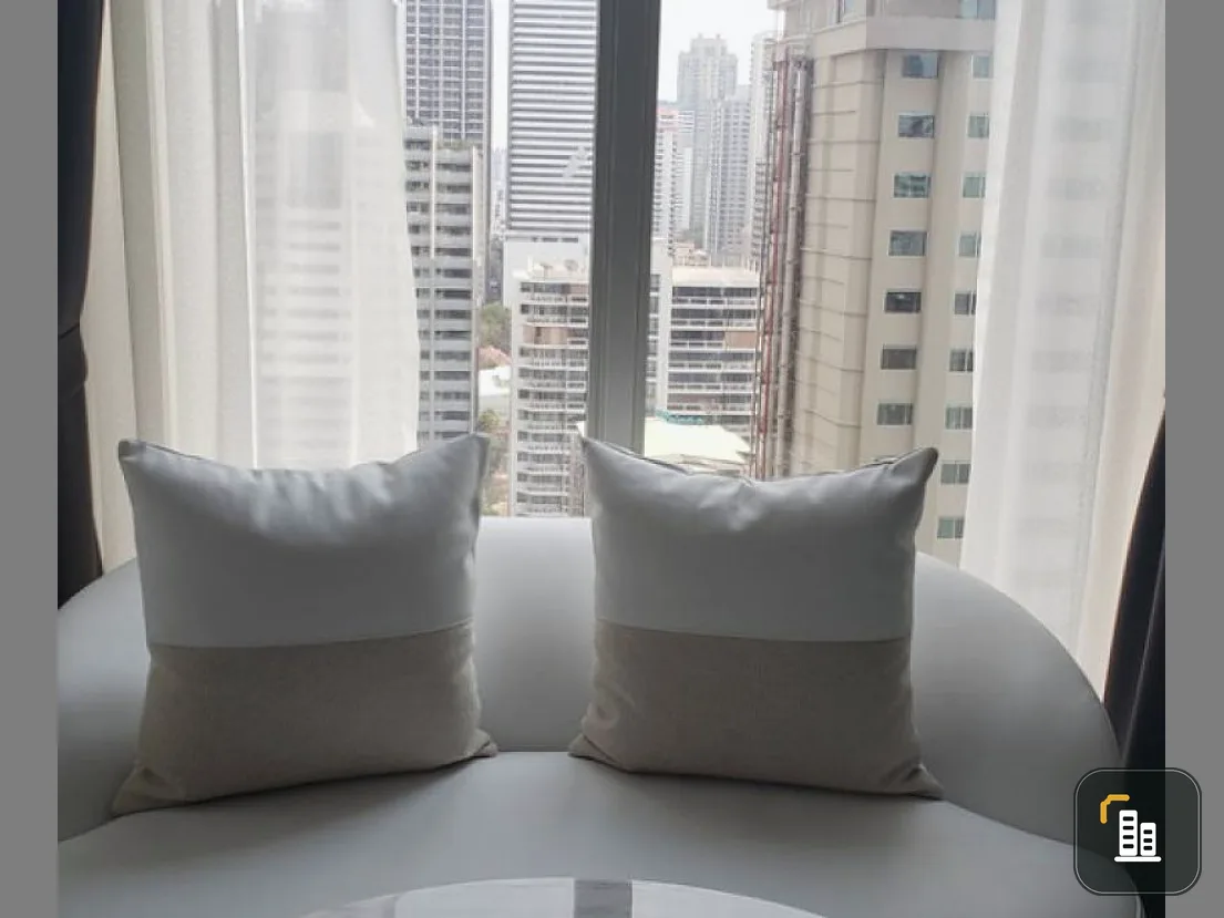 Sell / rent urgently !! Hyde Sukhumvit 11 condo, good location, close to the sky train, shopping center, very convenient.