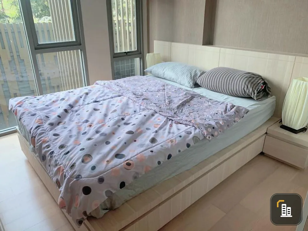 Urgent sale/rent Class Condo Silom, beautiful room, lots of furniture. The location is very attractive for investment, near BTS, easy to travel, hurry and grab it.